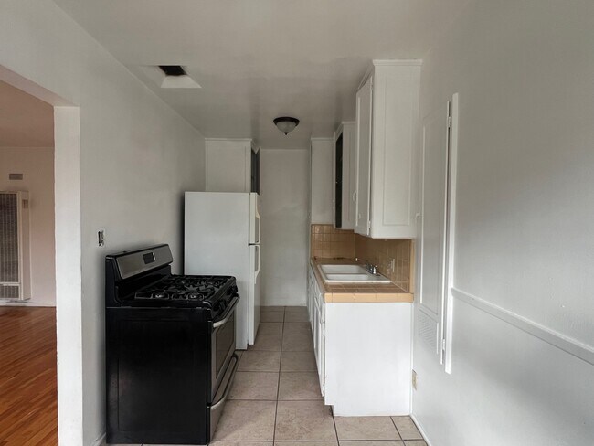 873 N Hoover St unit 873 1-2, Los Angeles, CA 90029 - photo 4