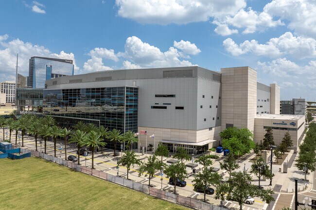 The Kia Center is an ideal venue for concerts and sports, minutes from West Colonial.