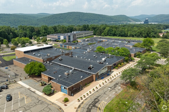 Mahwah public school students in grades 6-8 can attend Ramapo Ridge Middle School.