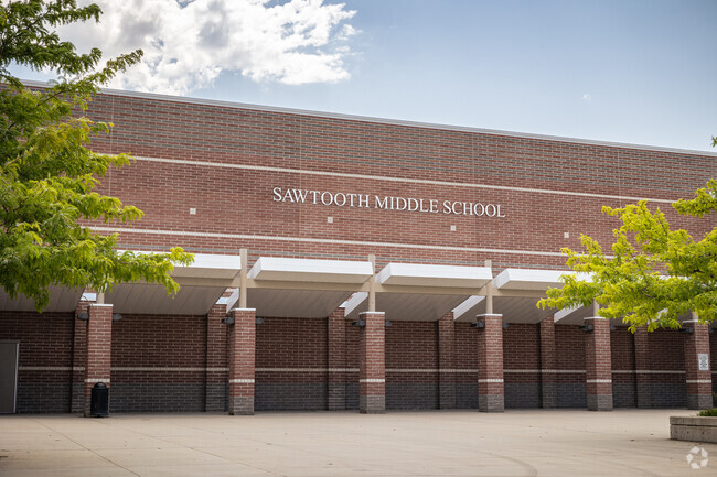 Sawtooth Middle School serves over 900 students in grades 6th through 8th.