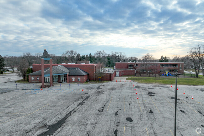 Higher Institute of Arts and Technology has 225 students.