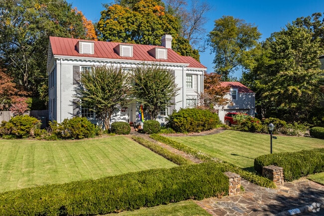 A few estates are located in the Heights neighborhood of Little Rock.