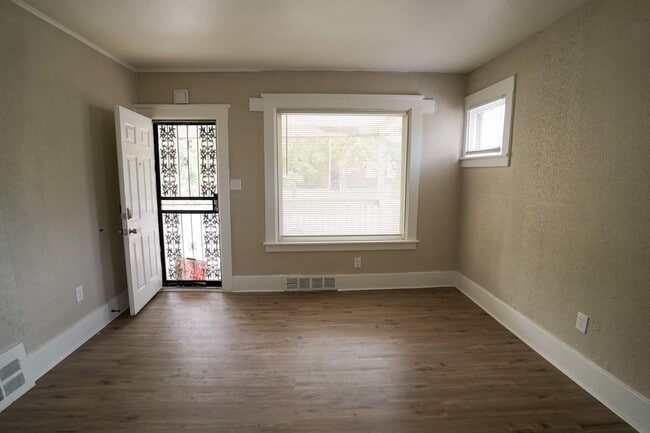 8193 Traverse St, Detroit, MI 48213 - photo 2