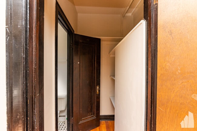 948 W Cuyler Ave unit 207, Chicago, IL 60613 - photo 7