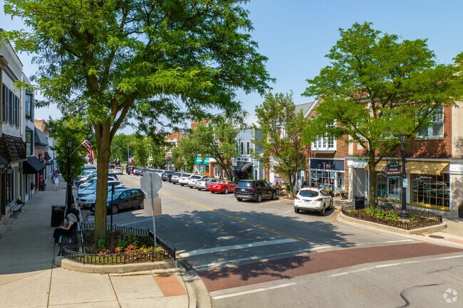 Downtown Hinsdale is full of local shops and restaurants.