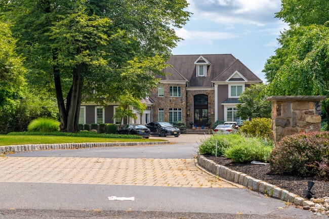Gated properties on very large estates are common in Green Knoll.
