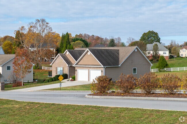 Newer builds offer Oak Grove residents unique amenities.