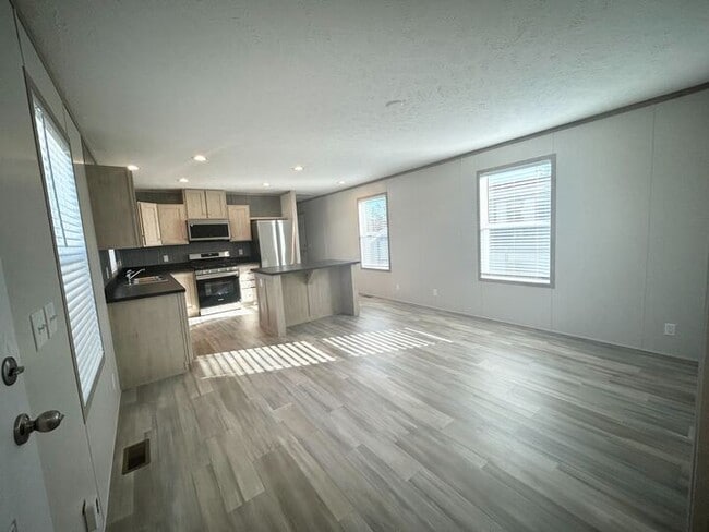 52792 S Zacharias Ct, Chesterfield, MI 48051 - photo 4