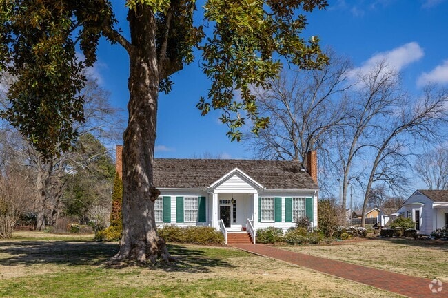 Ivy Green is a historic house museum built in 1820 and was the birth home of Helen Keller in Tuscumbia.