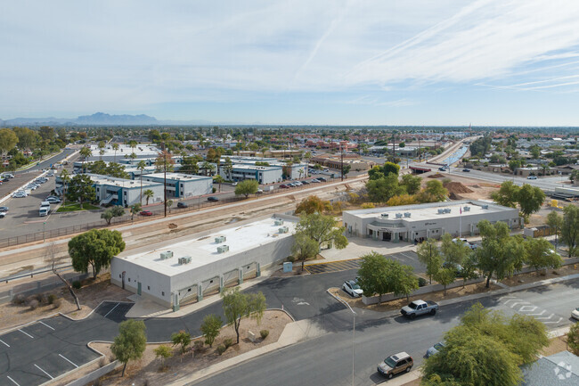 There is plenty of parking for faculty and visitors at Academy with Community Partners in Mesa.