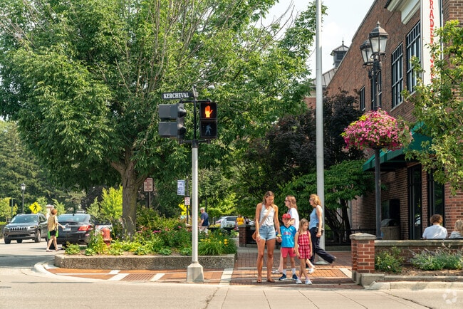 Walk or bike downtown to the shops and restaurants located on Kercheval Ave in Grosse Pointe.