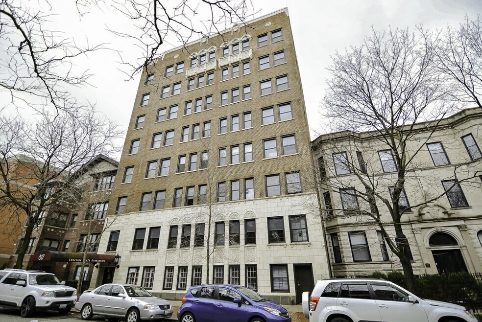 823 W Lakeside Place unit A01C, Chicago, IL 60640 - photo 1