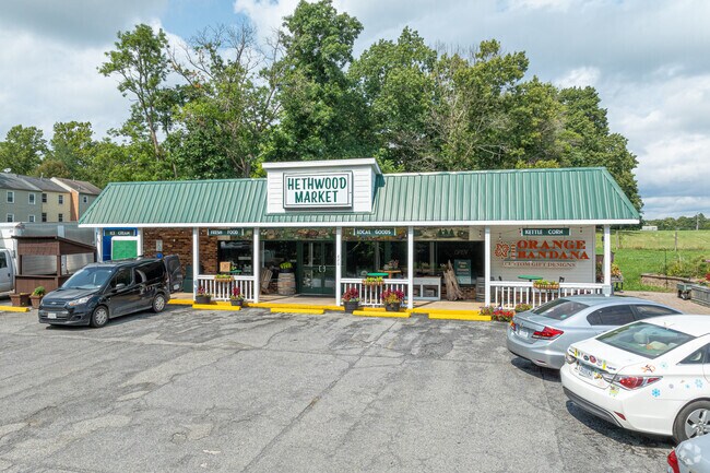 The Hethwood Market offers fresh produce and dine-in food at Hethwood-Prices Fork.