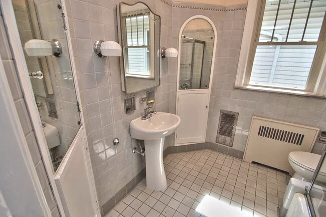 Bathroom 1/ tub
