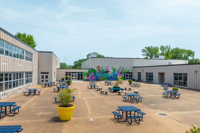 Springfield Southeast High School has a Niche score of B-.