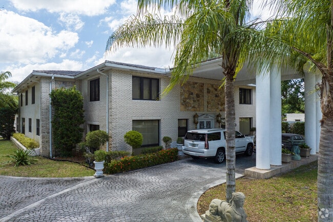 Large, multi-level, traditional single-family homes are well-maintained in Scott Lake, Florida.