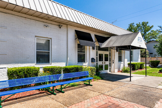 A look of the main entrance to Rudlin Torah Academy.