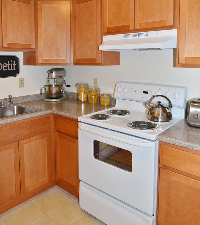 Oak Creek Apartments, Concord, NH 03303 - photo 7