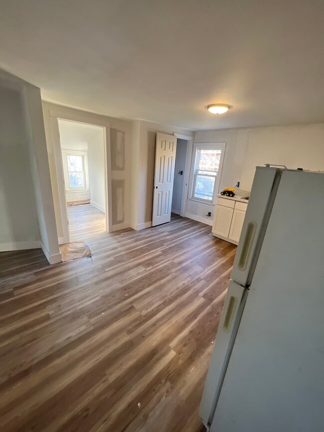 103 Walnut St unit 3rd floor, Waterbury, CT 06704 - photo 3