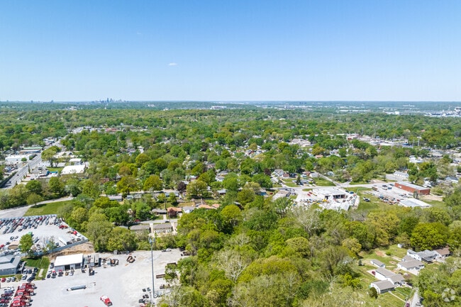 The Carlisle neighborhood is connected to the rest of Independence by two main streets - Independence Avenue and Highway 24.