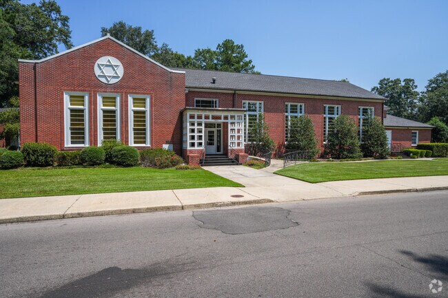 At B’nai Israel Congregation, members enjoy spiritual services and community events.