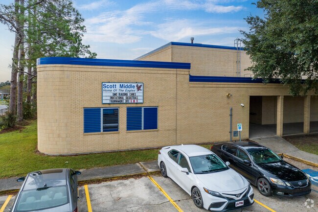 Scott Middle School serves grades 6-8 in the greater Scott area.