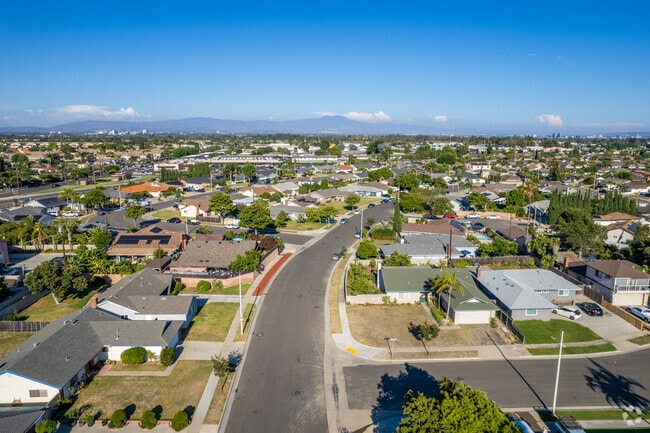 Riverview West in Santa Ana has several housing options to choose from to live in the area.