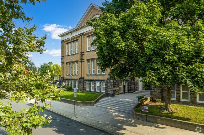 In Jeffrey Park, Hubbard Elementary School is less than a mile away. 01