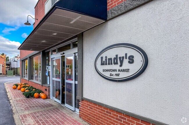 Lindy's Downtown Market was founded in October 1958 by Clarence ''Lindy'' Linsley.