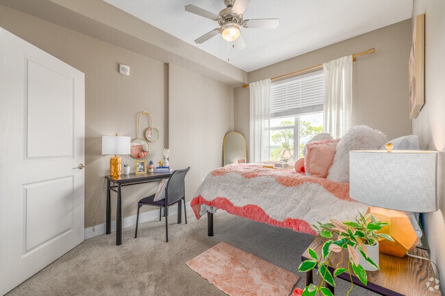 2BR, 2BA - 828SF - Bedroom