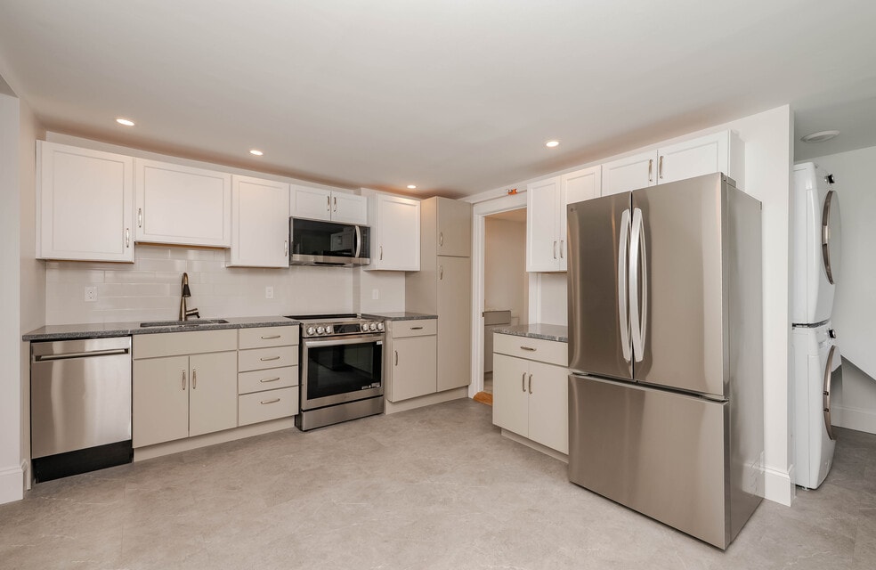 361 Miller Ave unit 4, Portsmouth, NH 03801 - photo 1