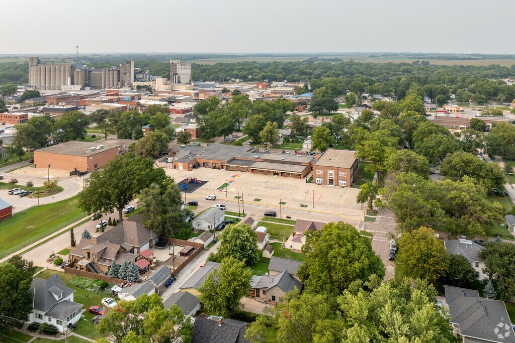 Crete Elementary School is easily accessed in the community.