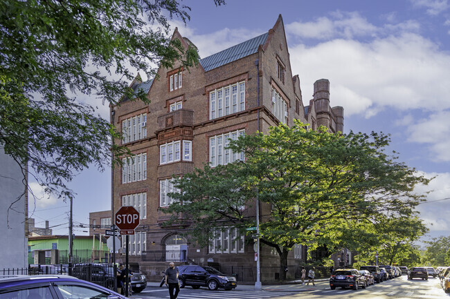 At Ps 32 Belmont, 10% of students scored at or above the proficient level for math.