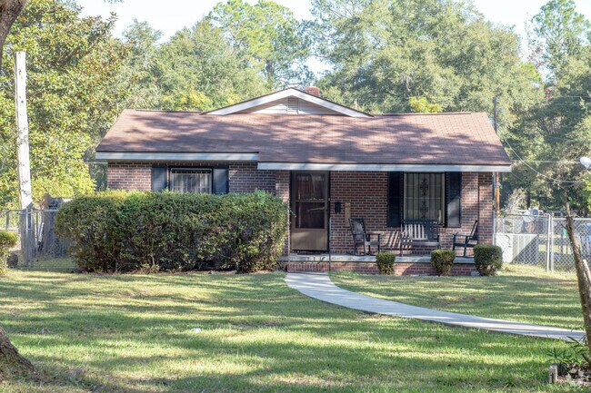 A grassy lawn is somewhat luxurious in the climate and shade of the Highland Park neighborhood.