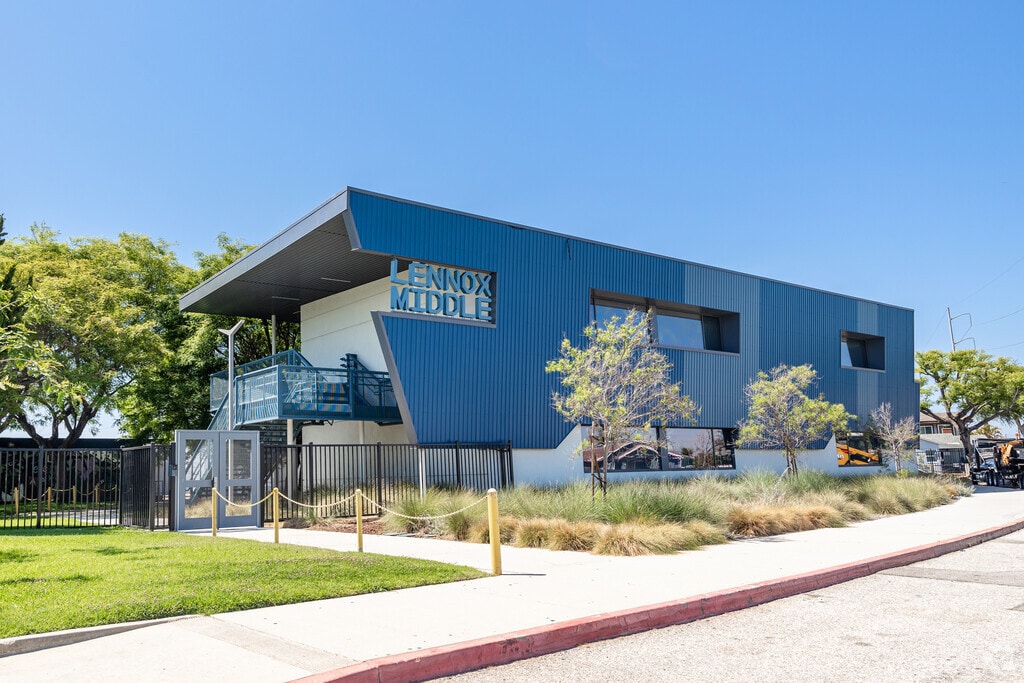 Lennox Middle School offers education for Los Angeles students grades 6th through 8th.