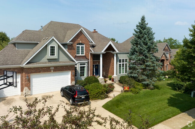 Large single family homes line the streets of Nelson Lake.