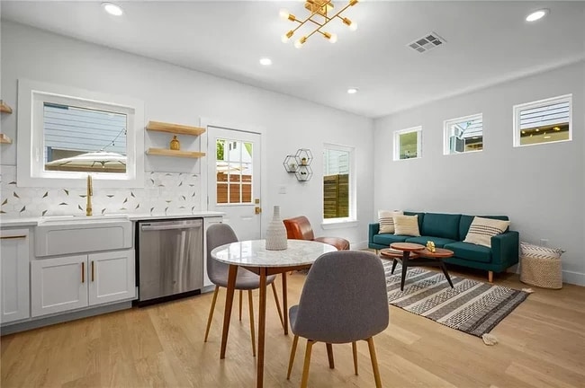 Living/Kitchen area