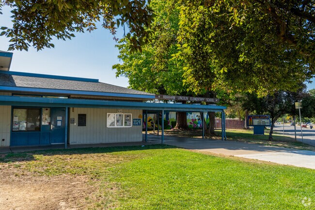 Abraham Lincoln Elementary School building in Rancho Cordova.