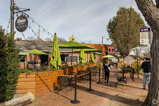 Union Market invites you and your furry friend to stop by for lunch.