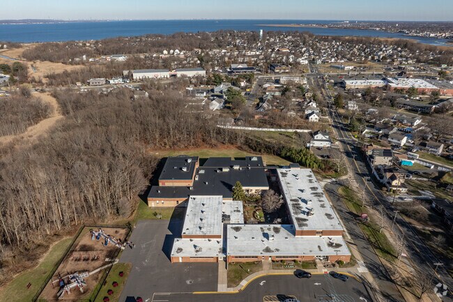 NICHE gives Cliffwood Elementary School's teachers a B+ rating.