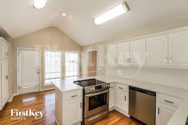 2300 SW Stone Bridge Ct, Lees Summit, MO 64082 - photo 7