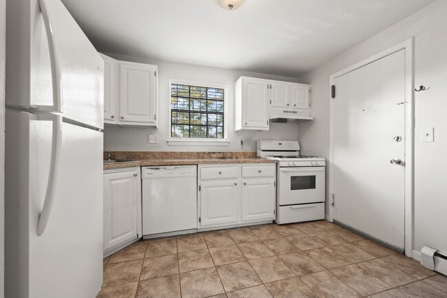 340 Charter Oak St unit D, Manchester, CT 06040 - photo 4