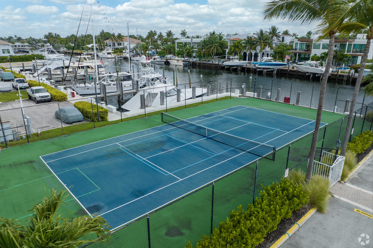 Sports Bars Lighthouse Point, South Florida - Packy's Sports Pub