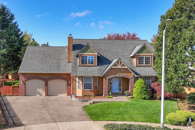 Modern two-story home in Hillendale, Oregon City.