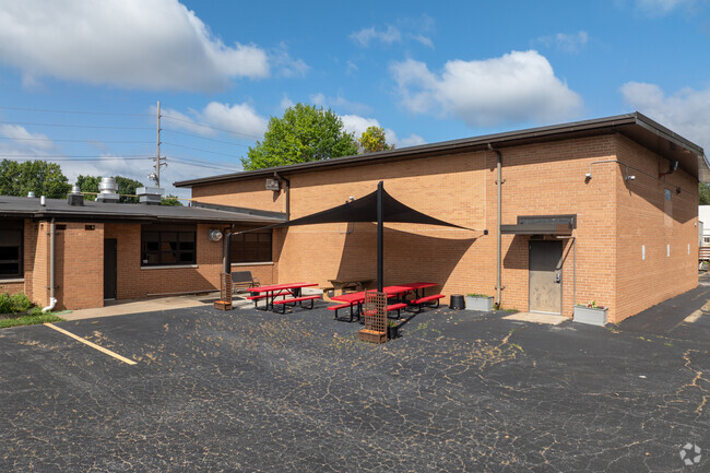 Mark Twain School has an outdoor area for lunch and learning.