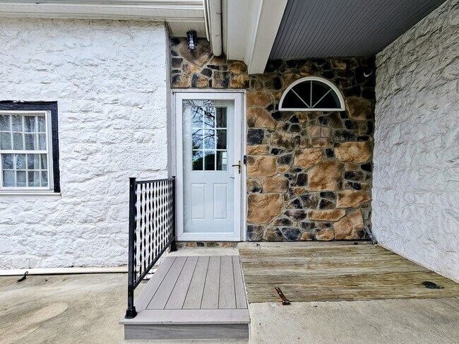 105 S Windy Mansion Rd, Reinholds, PA 17569 - photo 6