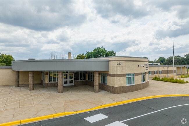 Garden City Elementary offers a nurturing environment with 27 full-time teachers.