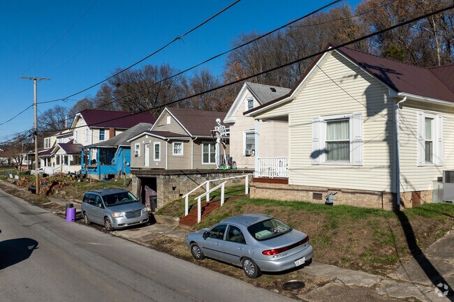 A mix of bungalows and foursqures line the streets of Walnut Hills.