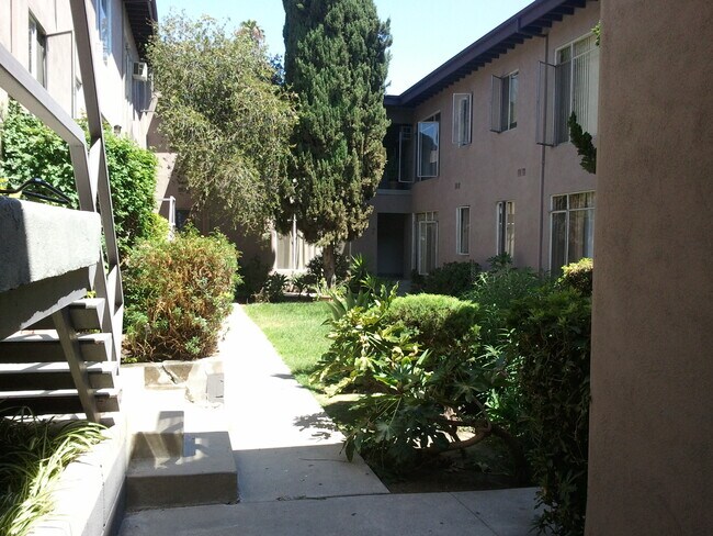 526 S St Andrews Place unit 27, Los Angeles, CA 90020 - photo 2