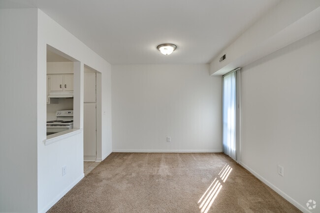 1BR, 1BA - 840SF - Dining Area